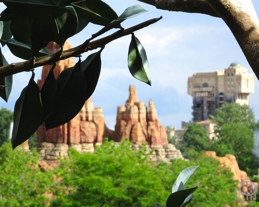 vue sur big thunder mountain et hollywood tower hotel depuis arbre des robinsons suisses