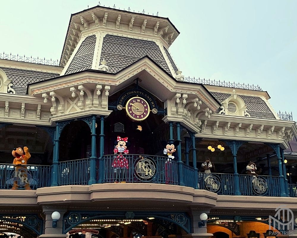 gare personnage disneyland paris