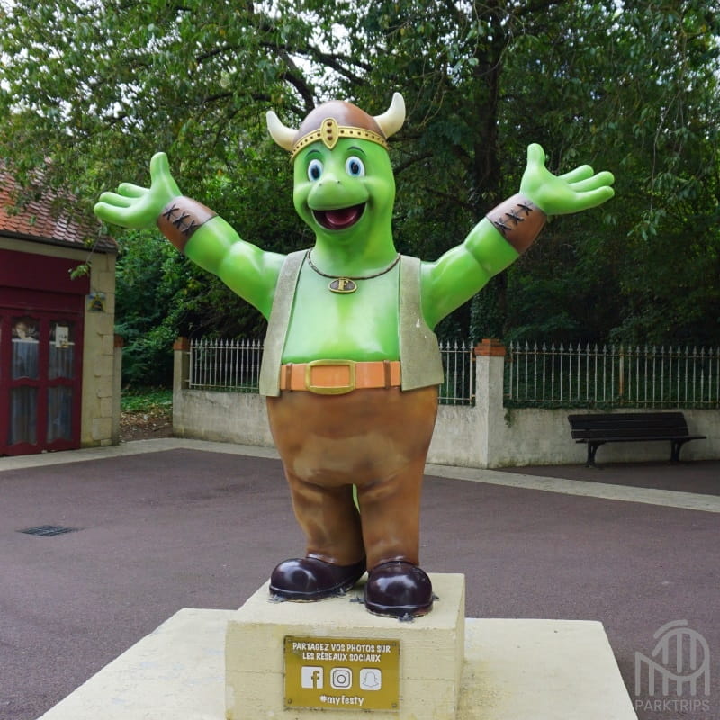 Statue de Festy à l'entrée du parc d'attractions Festyland