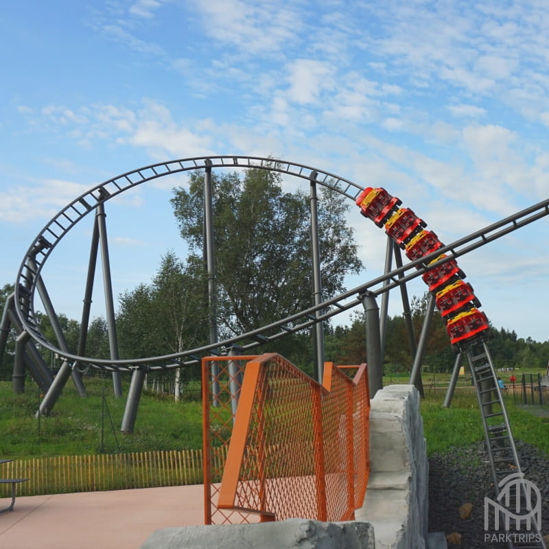 Après la première propulsion de la montagne russe Namazu, Vulcania