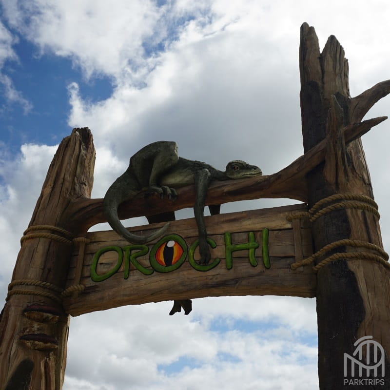 Entrée d'Orochi, la montagne russe suspendue du Parc du Bocasse