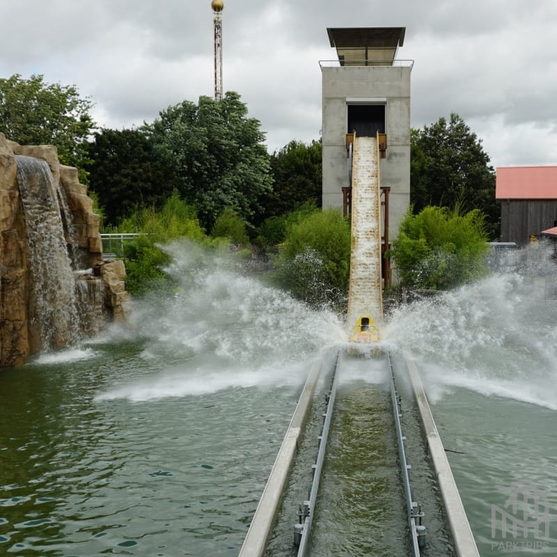 Chute dans Splah-O-saure, parcours de bûches au Parc du Bocasse